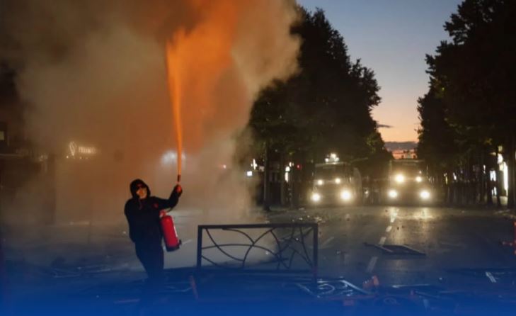 Η Βρετανική Πρεσβεία δηλώνει ότι το δικαίωμα στη διαμαρτυρία δεν δικαιολογεί τη βία