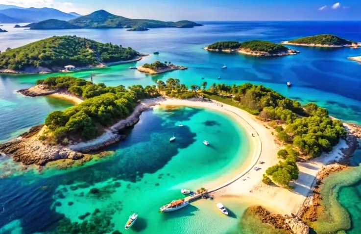 Sempre più italiani scelgono l’Albania per le vacanze estive: da Tirana al mare turchese con meno di 100 euro a testa