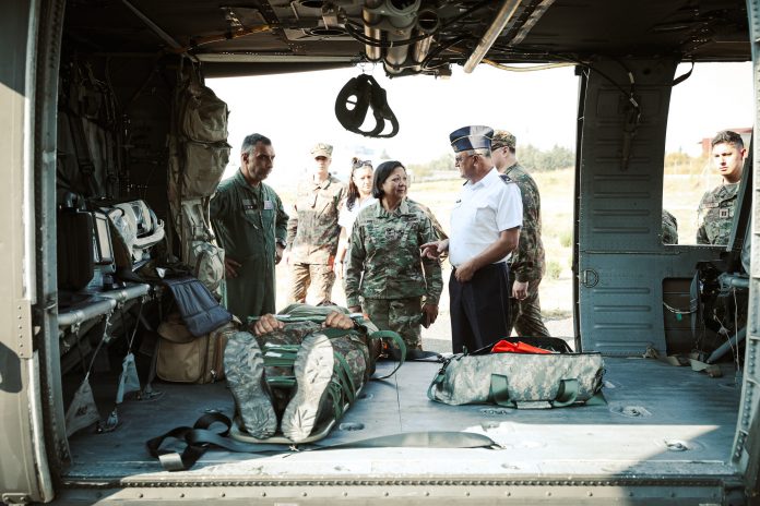 Difesa, esercitazione congiunta USA-Albania: addestramento MedEvac sui Black Hawk alla base di Farka