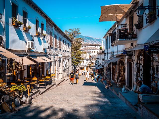 Dalla rakia ai tappeti: i souvenir più autentici da portare a casa dall’Albania