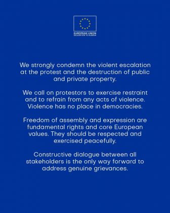 Delegazione dell’UE: “Condanniamo l’escalation della violenza e la distruzione di proprietà pubbliche e private”