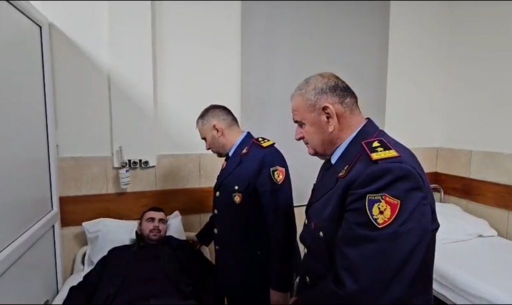 Il Direttore della Polizia, Hita visita gli agenti di polizia feriti durante la manifestazione