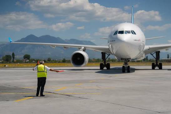 Il turismo e i prezzi bassi stanno spingendo in avanti il ​​trasporto aereo