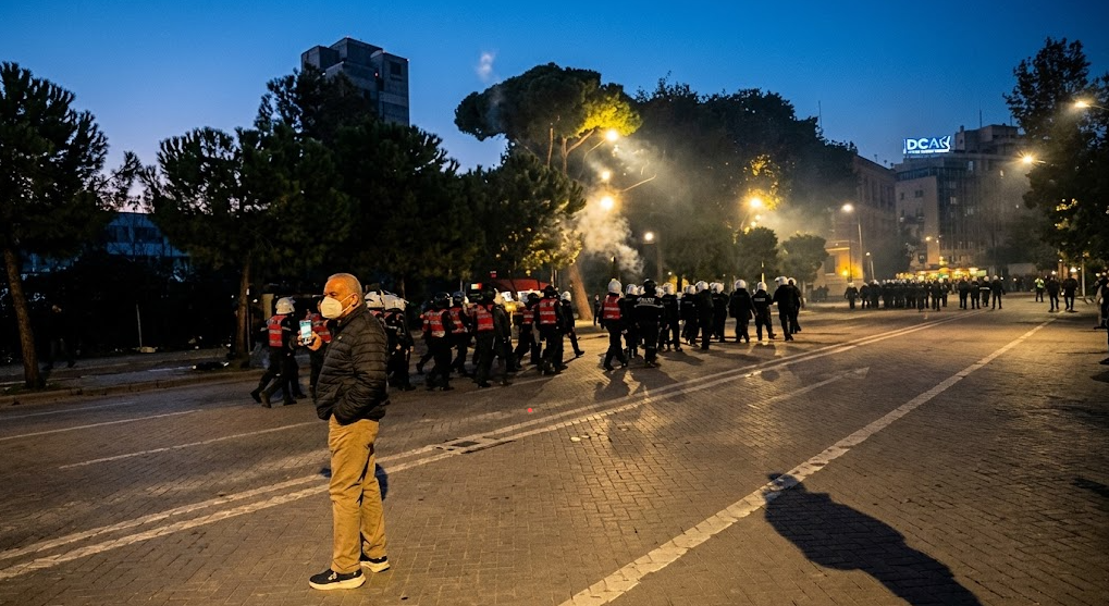 Tensione e scontri tra manifestanti e forze dell’ordine