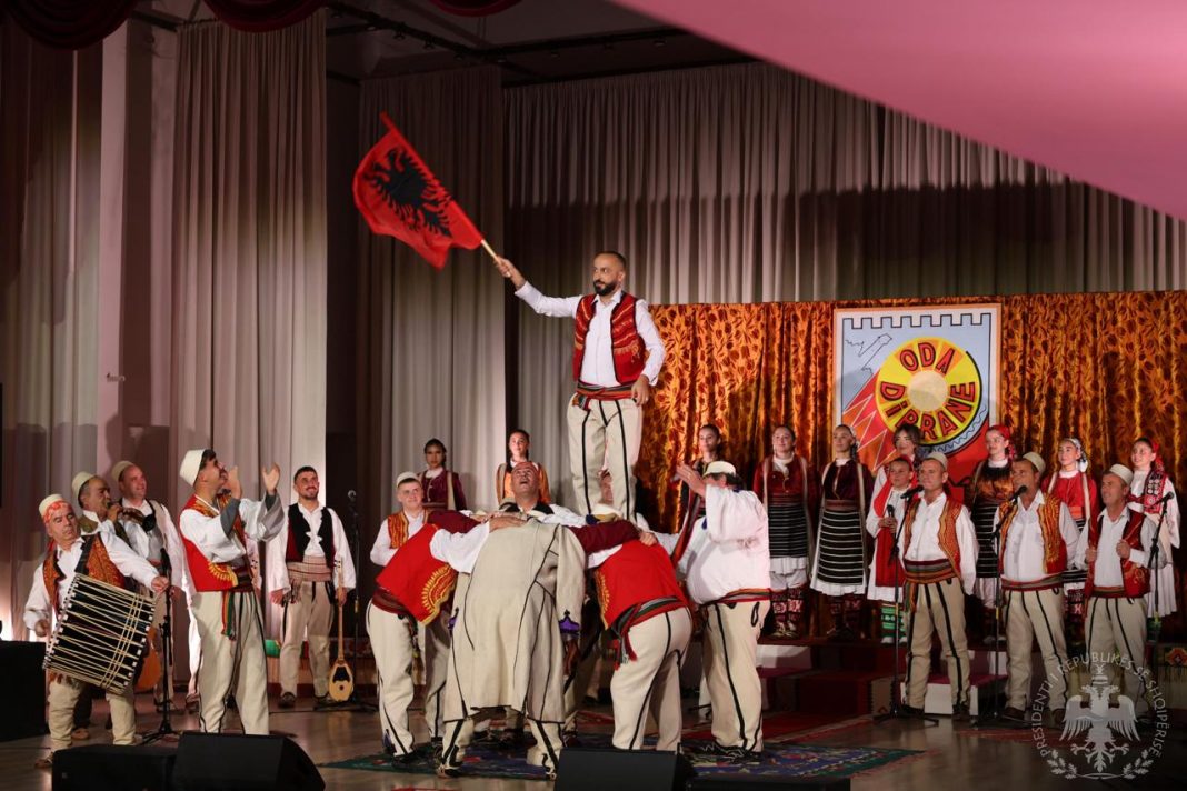 Il presidente albanese Begaj a Dibër per la 32ª edizione del festival “Oda Dibrane”