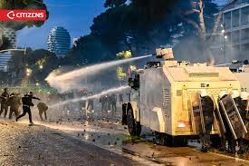 Violenti scontri tra manifestanti e polizia e molti feriti