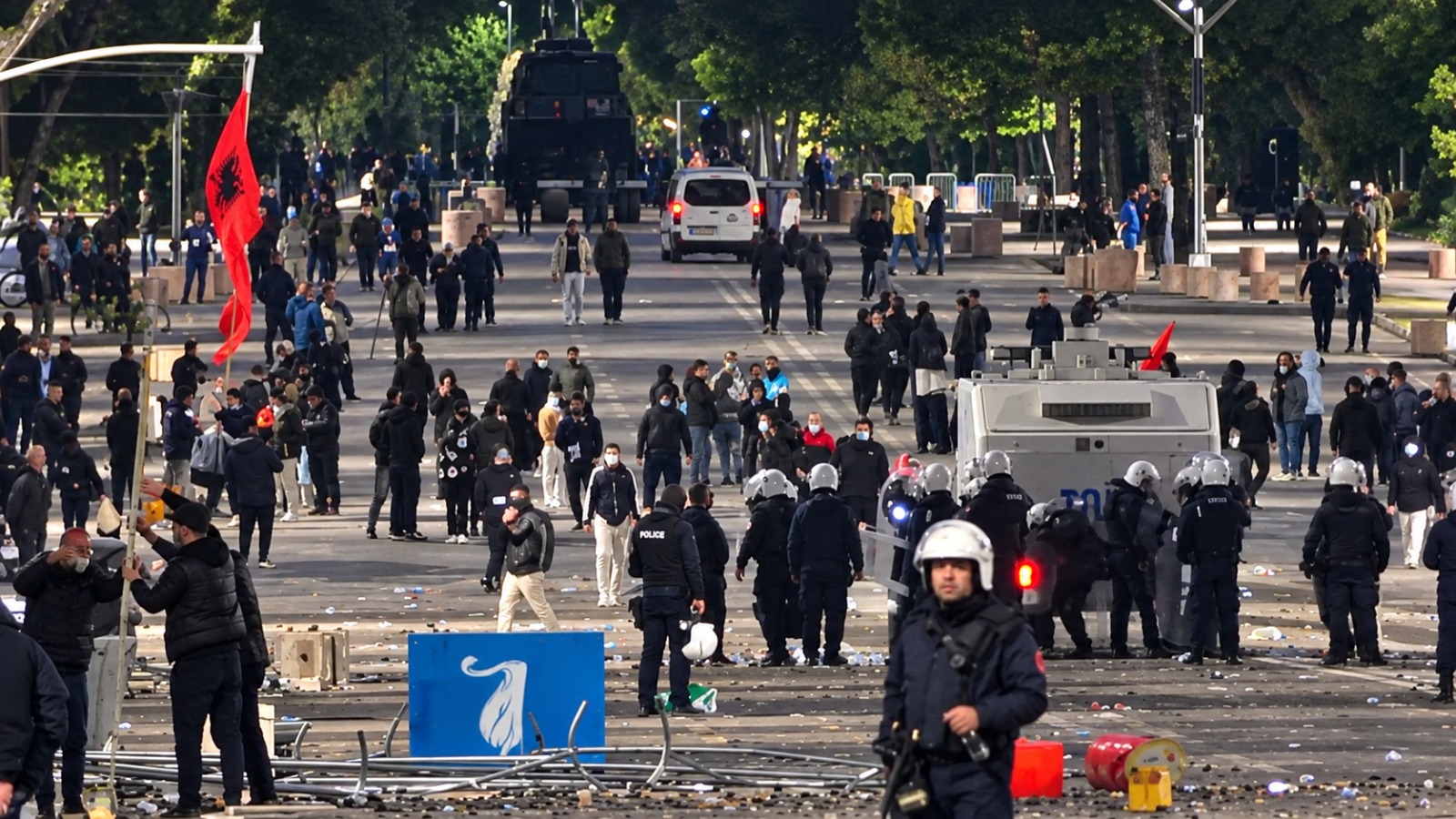 Quarto giorno di proteste: agenti di polizia e manifestanti feriti