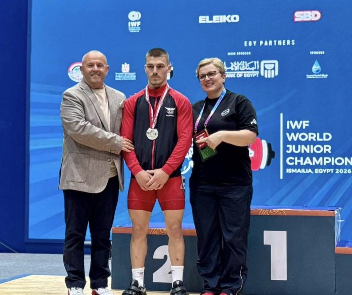 Dizač tegova Samoel Rasa, svetski juniorski vicešampion u Egiptu
