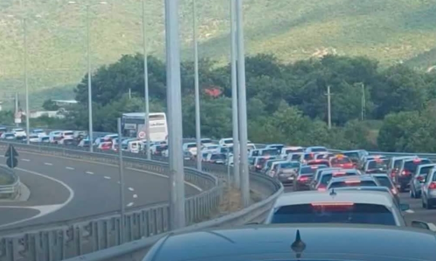 Nastavlja se talas putnika u granicnim prelazima, nekoliko hiljade posetilaca samo sa Kosova u Albaniji ovog vikenda