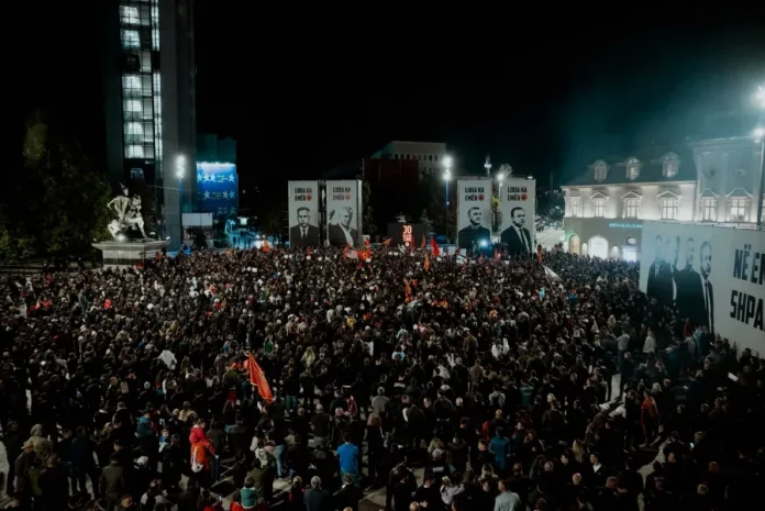 ”Jo në emrin tim”, qytetarët protestojnë masivisht në sheshin “Skënderbeu” në Prishtinë