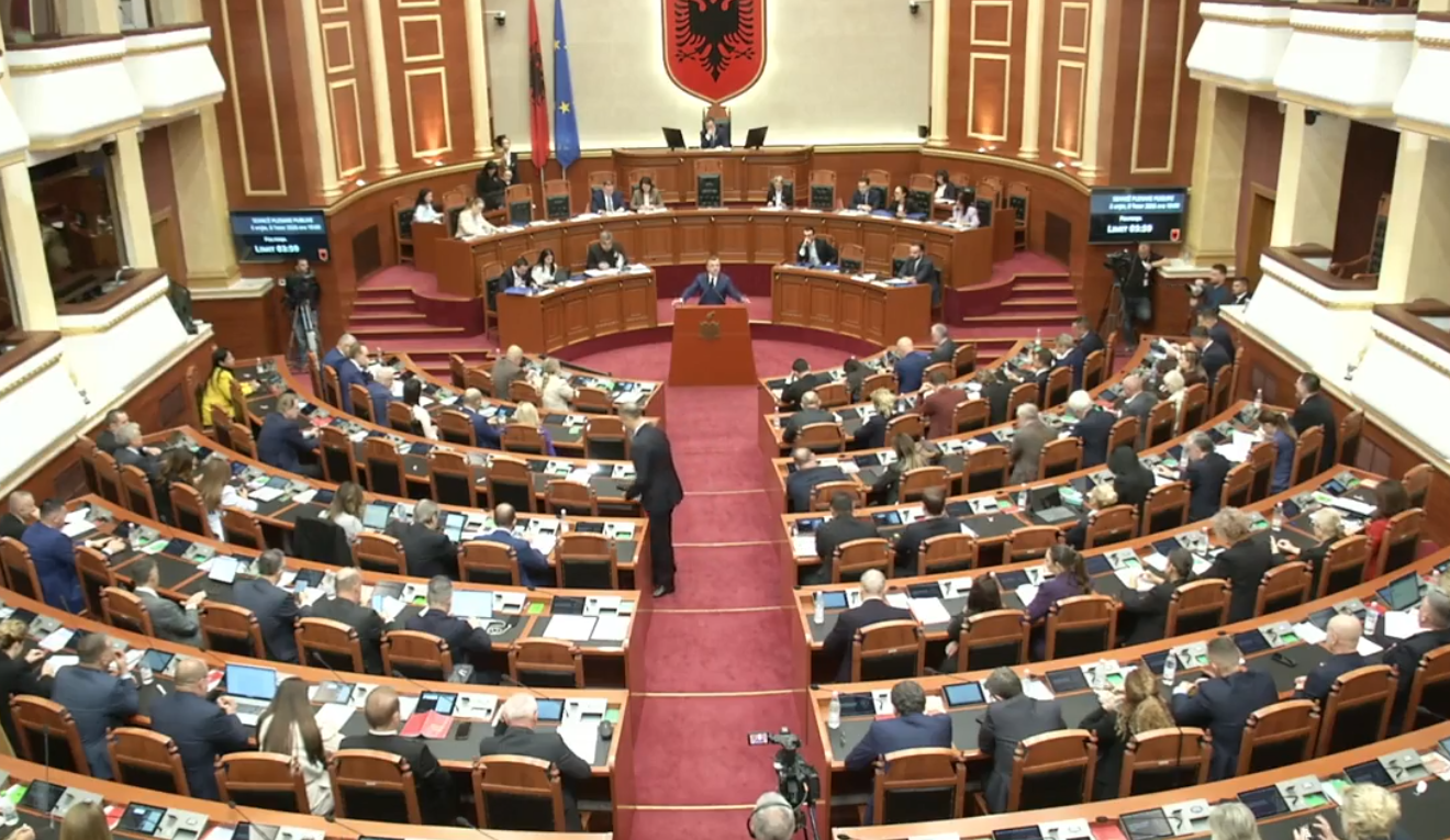 Teritorijalna reforma u parlamentu, počinje plenarna sednica. Opozicija protestuje, SP zahteva 84 glasa