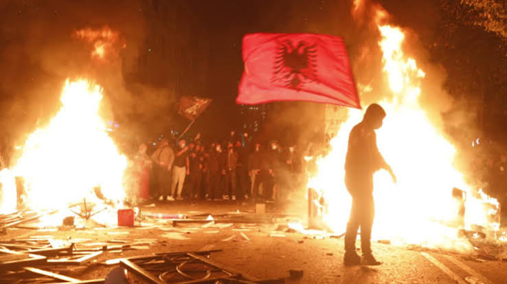 Protest eskalira u nasilje, studenti se sukobili sa policijom ispred Ministarstva prosvete