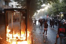 Studentski protest/Tenzije ispred Ministarstva prosvete, policija koristi vodene topove da rastera demonstrante