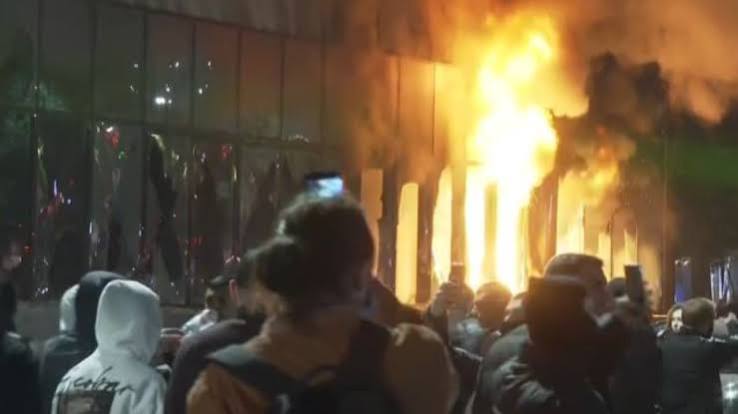 Demonstranti napadaju državne institucije, uništavaju i pale preduzeća