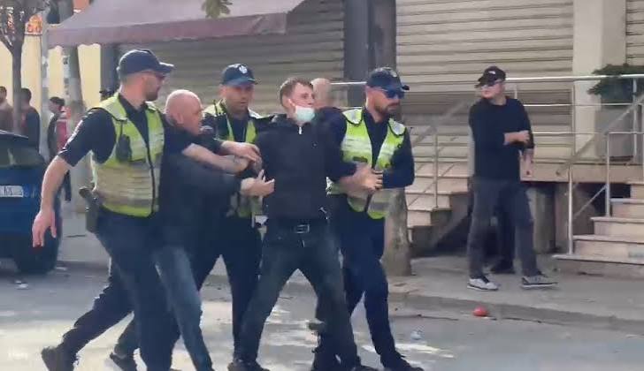 Protesti i u okruzima, situacija u Draču je napeta, u Skadru su polomljeni prozori opštine. Pirotehnika je bačena u Valoni