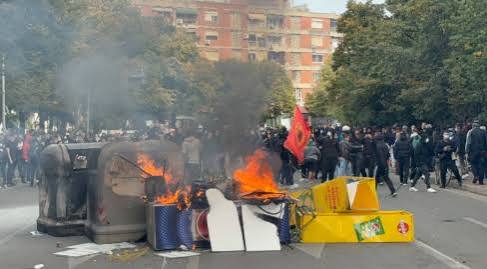 Demonstranti su zapalili kioske i oštetili poslovne objekte u nekoliko ulica