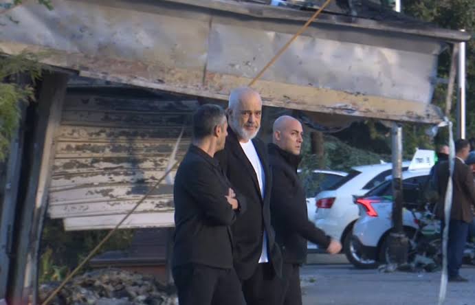 Nakon nasilnog protesta, Rama izlazi na teren i vidi štetu u Tirani