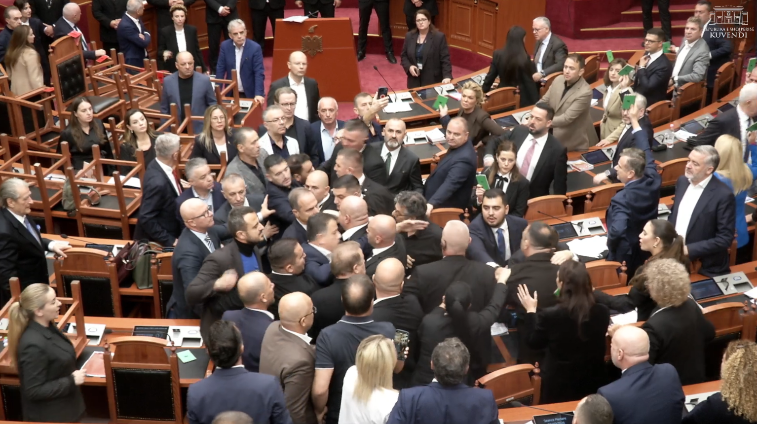 Haos i fizički sukobi u parlamentu, poslanici DP-a i SP-je bacali flaše sa vodom jedni drugima
