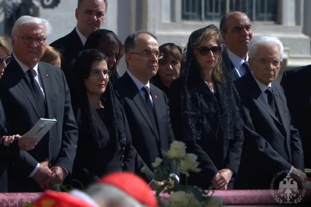 Cumhurbaşkanı Begaj ve Arnavutluk delegasyonu, Papa Franciscus için Kutsal Ayin’de