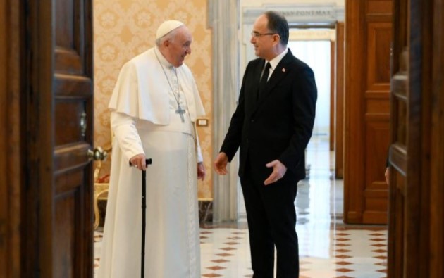 Papa Francesco’ya saygı, Cumhurbaşkanı Begaj İtalya’ya gidiyor, cenaze törenine katılacak