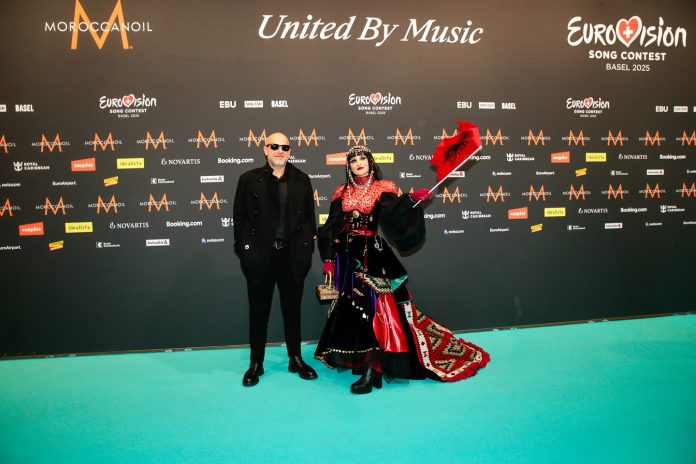 Eurovision 2025’te Arnavutluk Rüzgarı: ‘Shkodra Elektronike’ Kırmızı Halıda Büyüledi