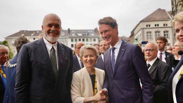 Başbakan Rama, Avrupa Komisyonu Başkanı Ursula von der Leyen’e verilen “Karlsruhe Ödülü”törenine katıldı