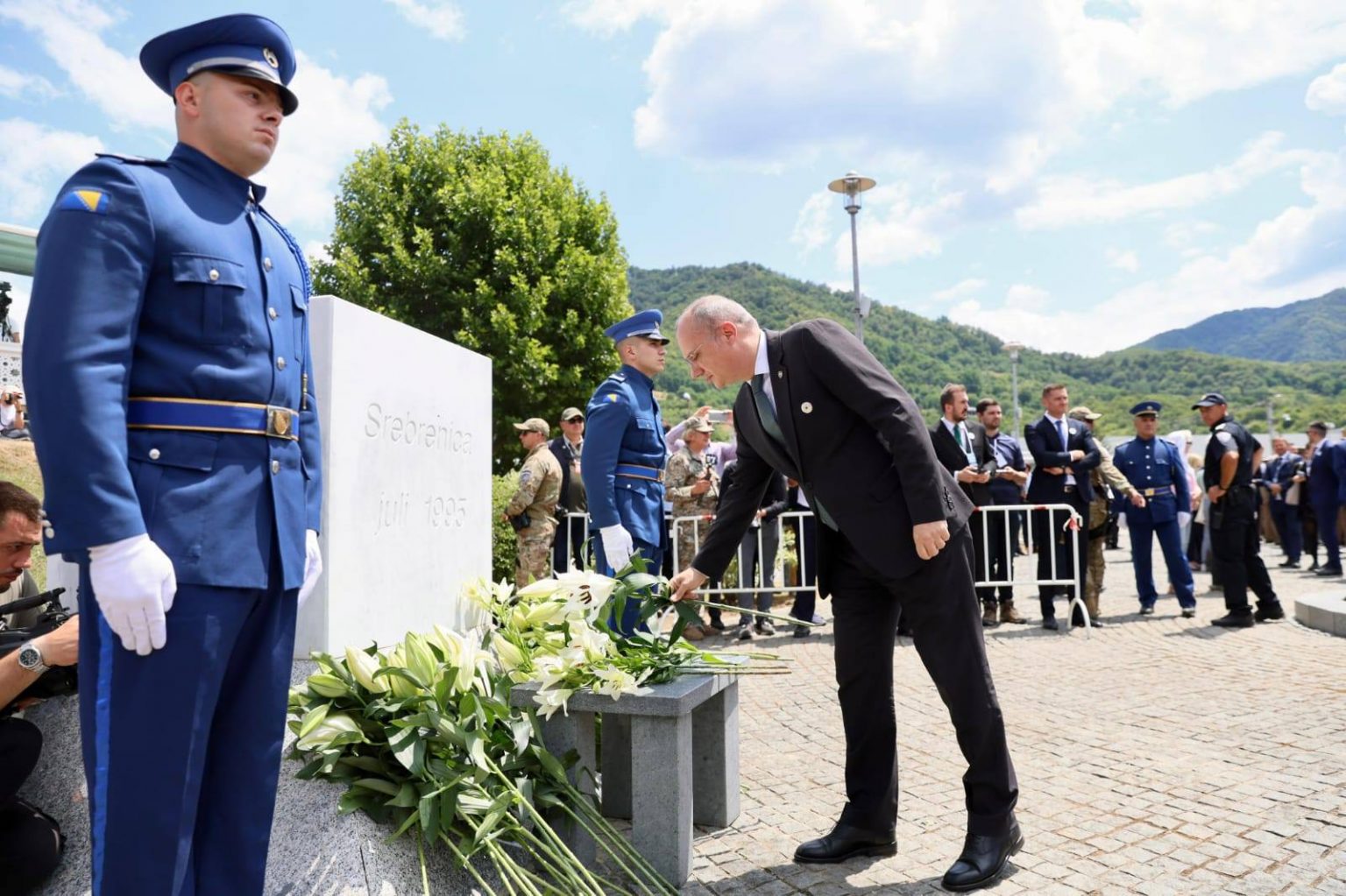Bakan Hasani, Srebrenitsa Soykırımı’nın 30. Yılın Anma Töreninde