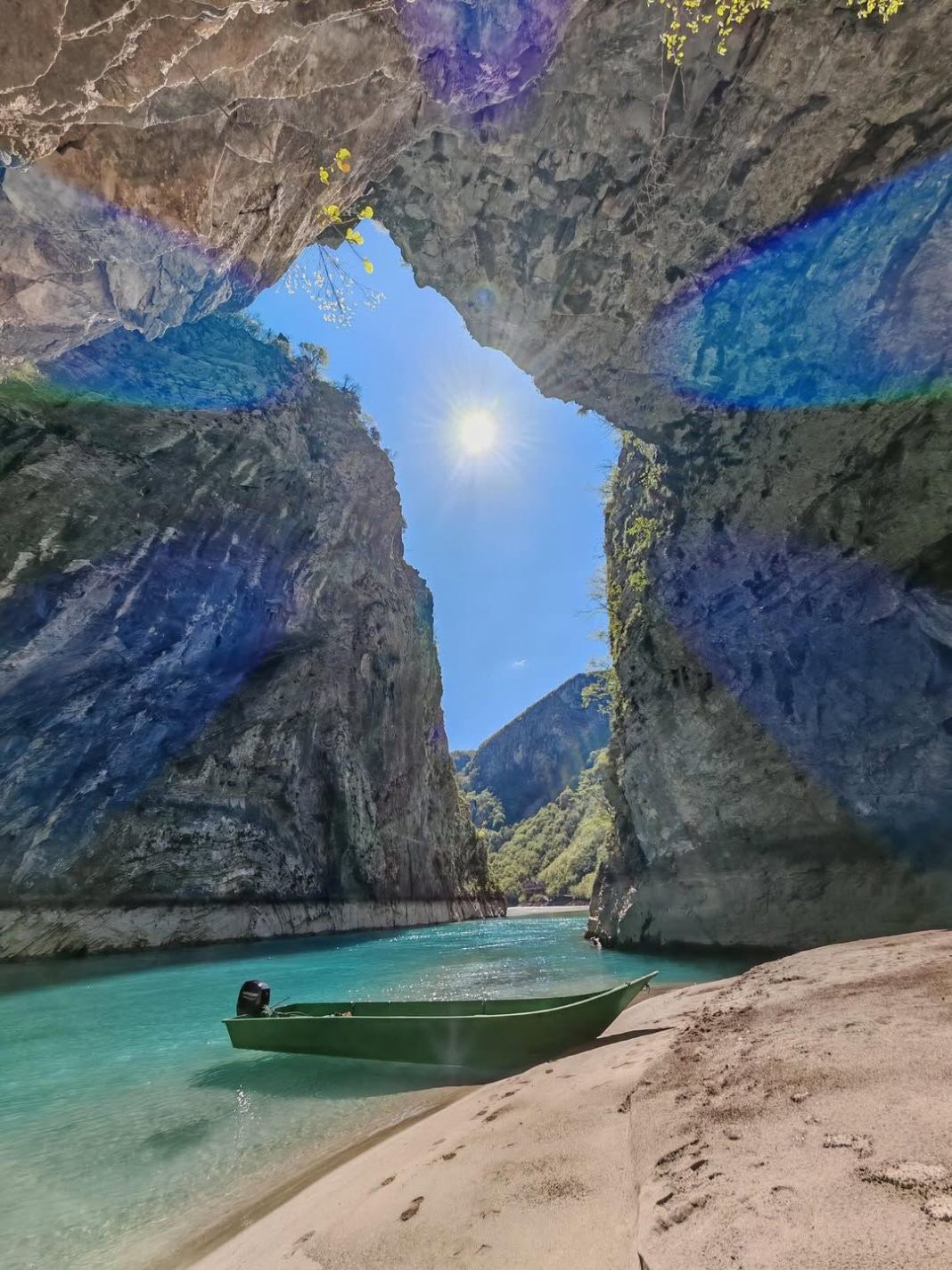 Koman Gölü ve Shala Nehri: Doğayla Baş Başa Bir Kaçış Rotası