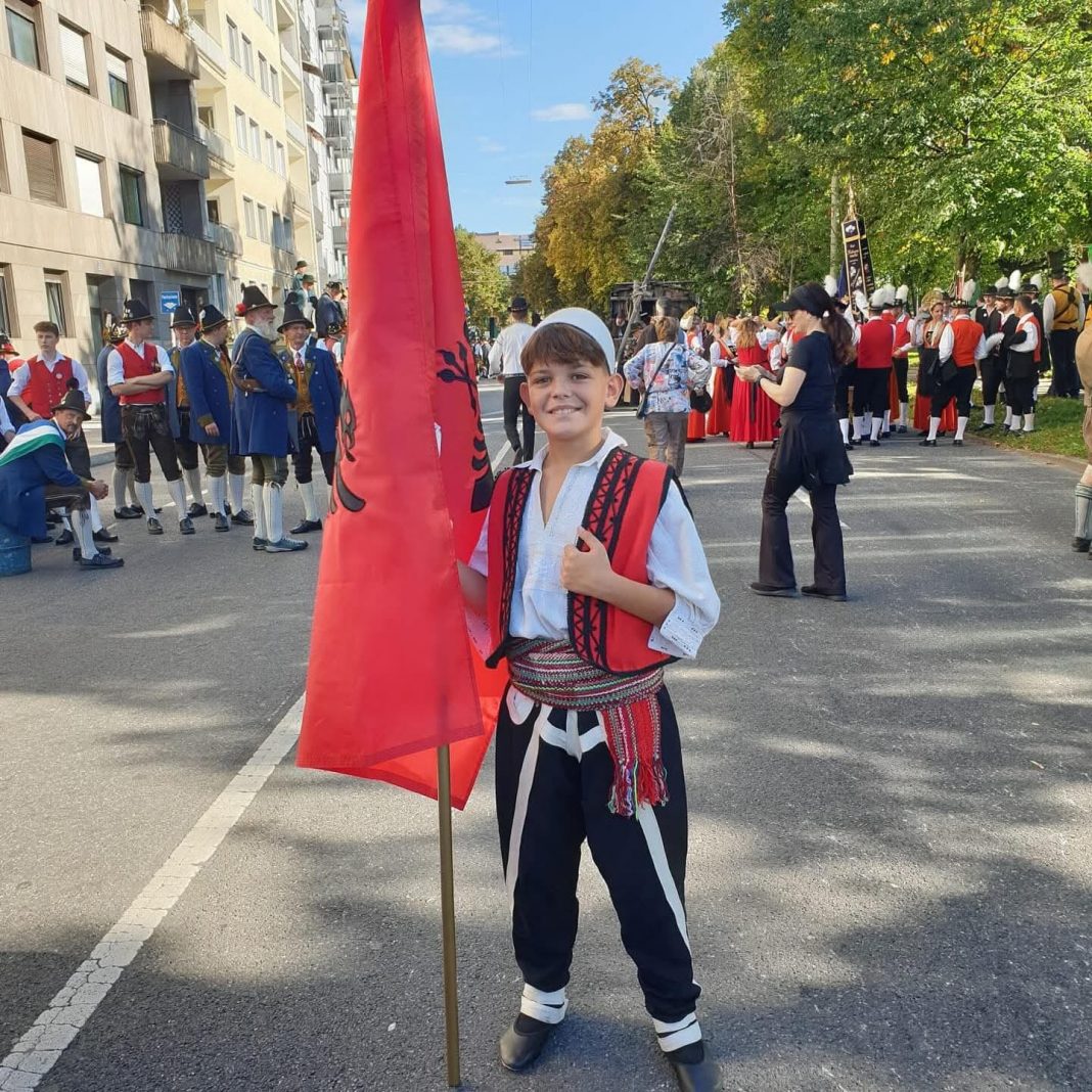 Almanya’da Tarihi An: Arnavut Geleneksel Kıyafetleri Oktoberfest’te Görkemli Tanıtıldı