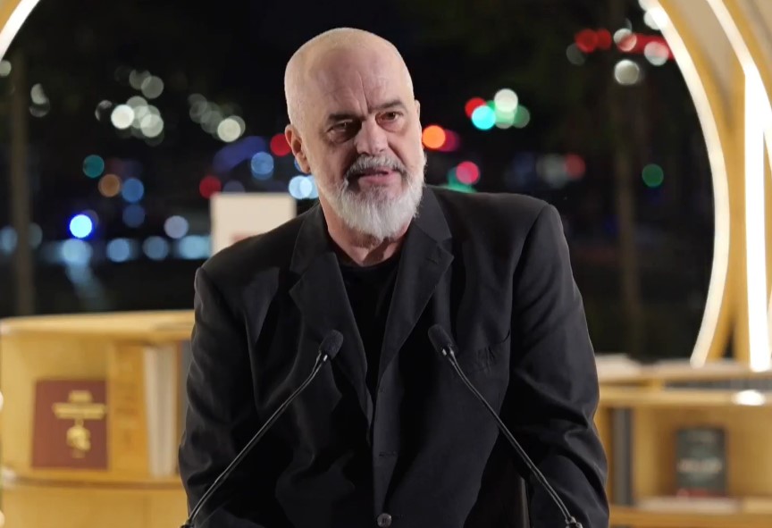 Tiran’da Kitaba Adanmış Yeşil Vaha: “Tirana Moons” Açıldı