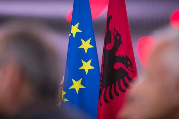 Arnavutluk Avrupa Birliği yolunda — Arnavutluk-AB İstikrar ve Ortaklık Parlamenter Komitesi reformları ve parlamenter taahhüdü takdir ediyor