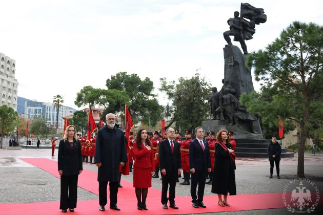 Vlora’da bayrak kaldırma töreni