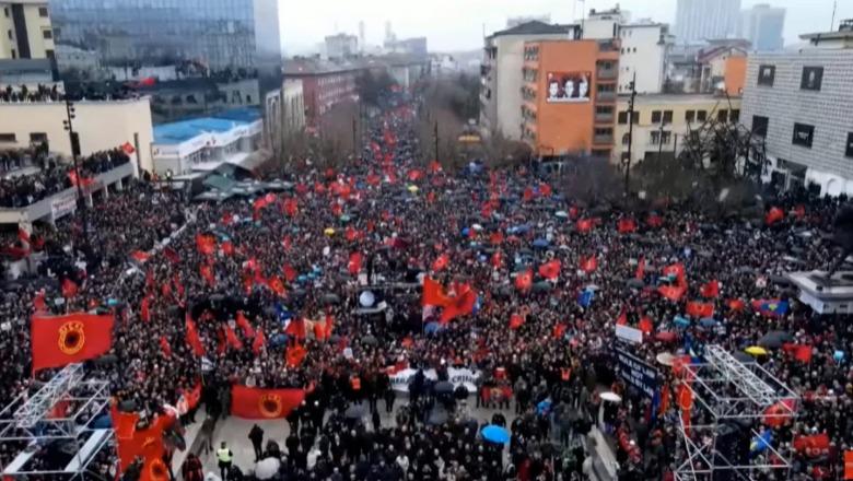 “Adalet, Siyaset Değil” sloganıyla binlerce kişiden UÇK’nın eski liderlerine destek