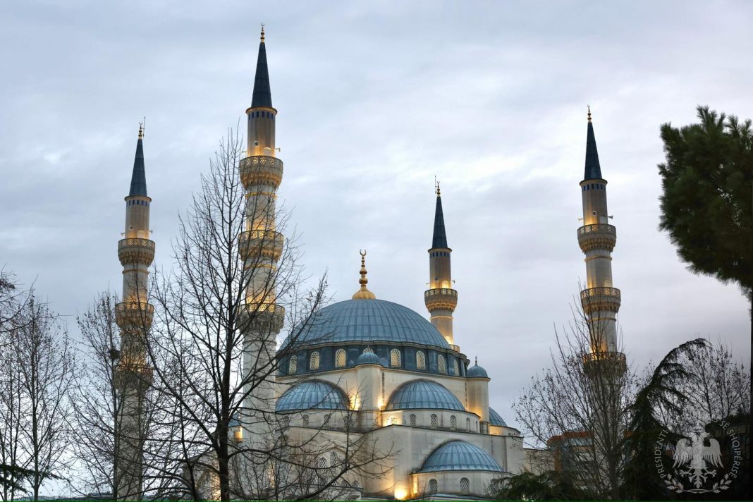 Arnavutluk’ta devletin zirvesinden Ramazan dolayısıyla birlik, huzur ve dayanışma çağrısı