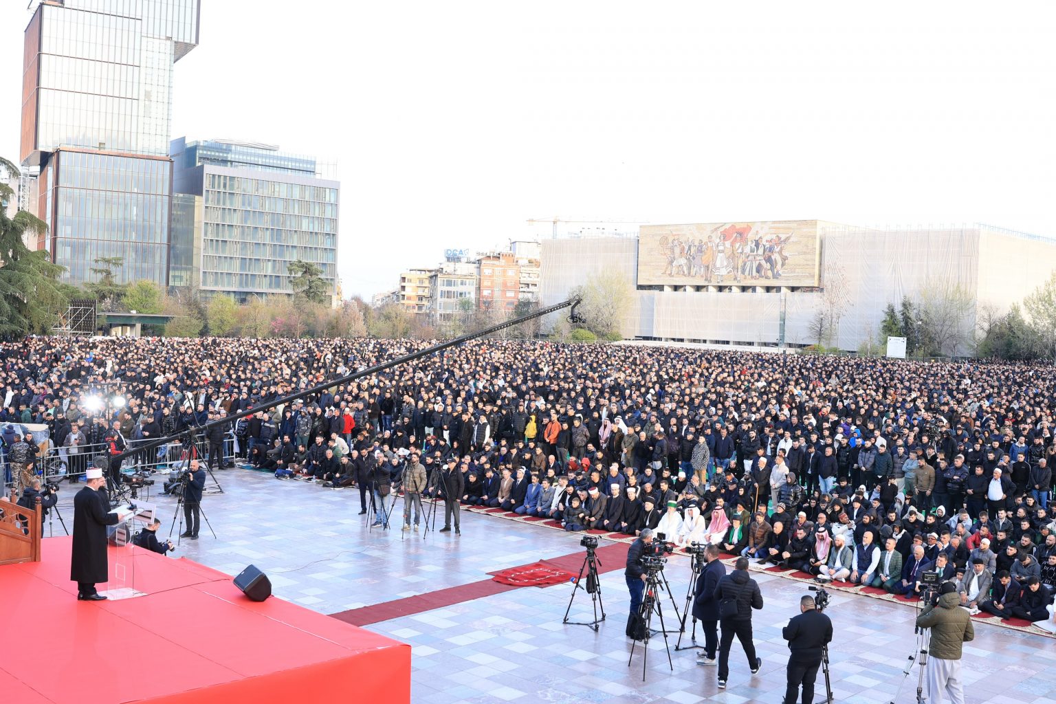 Arnavutluk’ta Ramazan Bayramı coşkusu: Binlerce inananlar meydanlarda buluştu