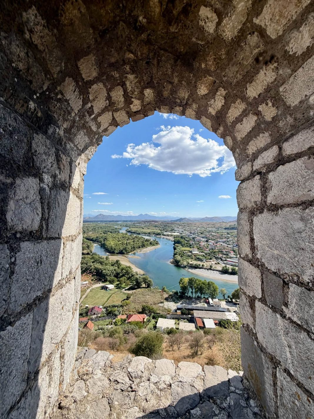 Rozafa Kalesi turistlerin gözde adreslerinden biri olmaya devam ediyor