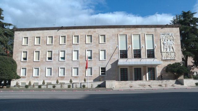 Hükümet bugün 2027 bütçesini görüşüyor: 10 milyar avro öngörülüyor, protestolardan zarar gören işletmelere tazminat verilmesi planlanıyor