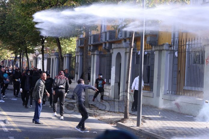 Kumbaro, gençlerin Eğitim Bakanlığına yönelik şiddetini kınadı: Diyalog ve söz, tek çözüm yolu