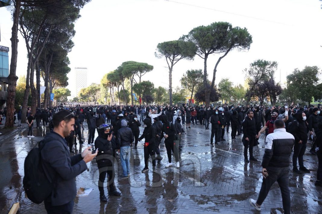 Arnavut Gazeteciler Birliği’nden protestolarda gazetecilere yönelik müdahalelere tepki