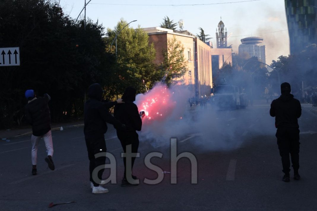 Arnavutluk Öğrenci Parlamentosu’ndan gençlere: Şiddetten uzak durun, diyaloğu seçin