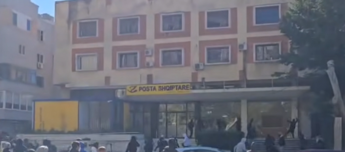 Durres, Elbasan ve Korça’daki protestolarda şiddet olayları yaşandı, bazı kişiler gözaltına alındı
