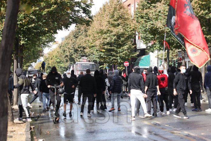 Tiran’da dün düzenlenen protesto: Polis açıkladı: 55 kişi gözaltına alındı, 98 kişi hakkında adli işlem başlatıldı. 51 polis memuru yaralandı.