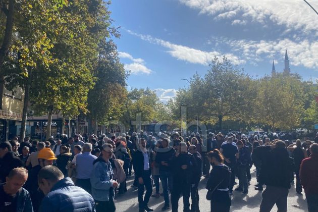 Meclis önünde protesto: Polis, parlamentoyu metal bariyerlerle çevreledi