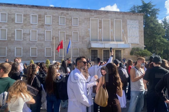 Öğrenci protestolarının 12. günü – Başbakanlık ve Eğitim Bakanlığı önünde gösteriler düzenleniyor
