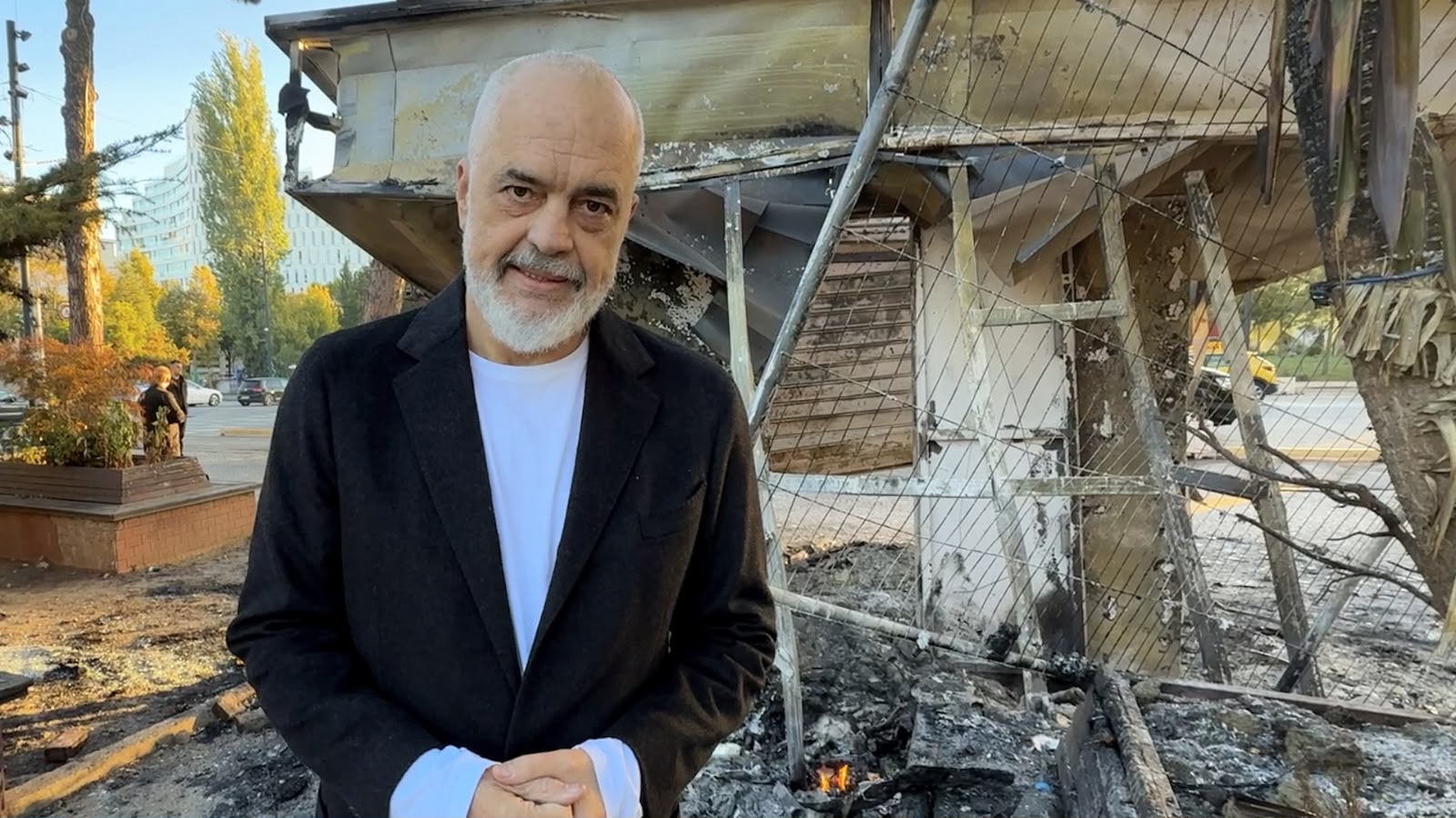 Rama, Tiran’da yakılan büfenin önünde konuştu: “Bu, bir ailenin hayatının enkazı. Öğrencilerin işi değil, maskelerle şehrin rehin alınması”