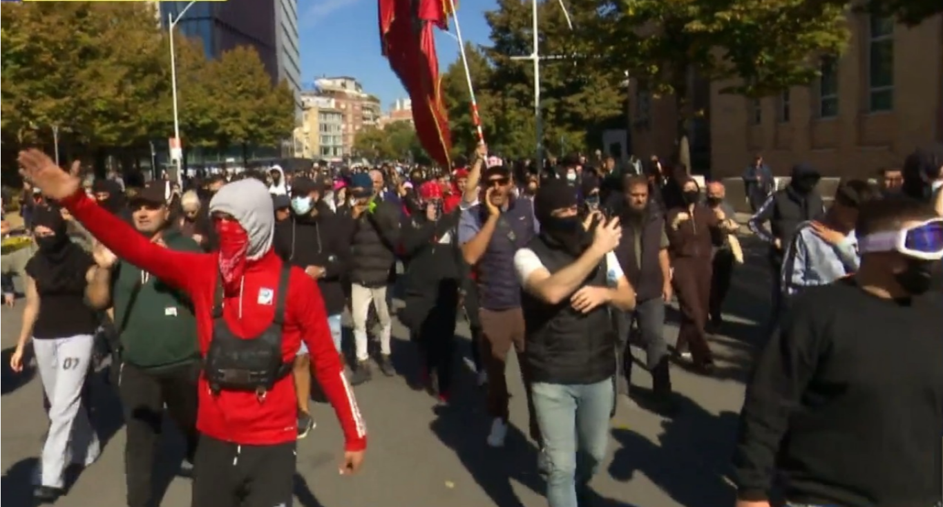 Tiran’da protestoların 4. günü: Eğitim Bakanlığı önünde gerginlik, protestocular taş ve piroteknik maddeler attı
