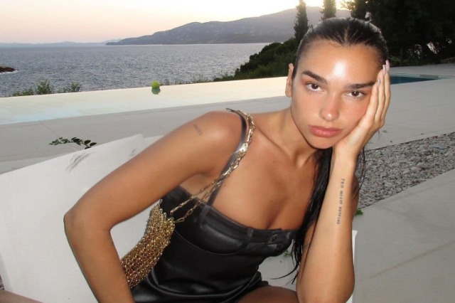 Dua Lipa shijon pushimet në bregdetin shqiptar, Facebook i komenton: Mbretëresha e Shqipërisë