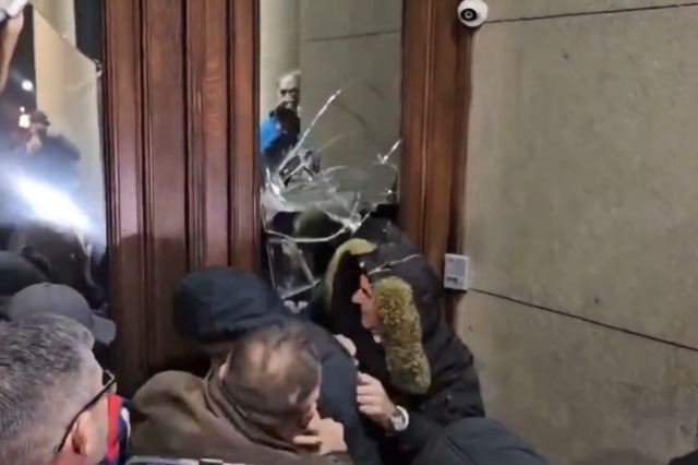 Incidente në protestën para Kuvendit në Beograd