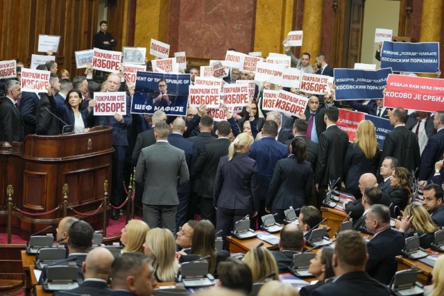 Beogradi shkon sërish në zgjedhje, partia e Vuçiqit akuzohet për manipulime