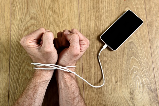 Koha para ekranit të telefonave është varësi apo çrregullim?